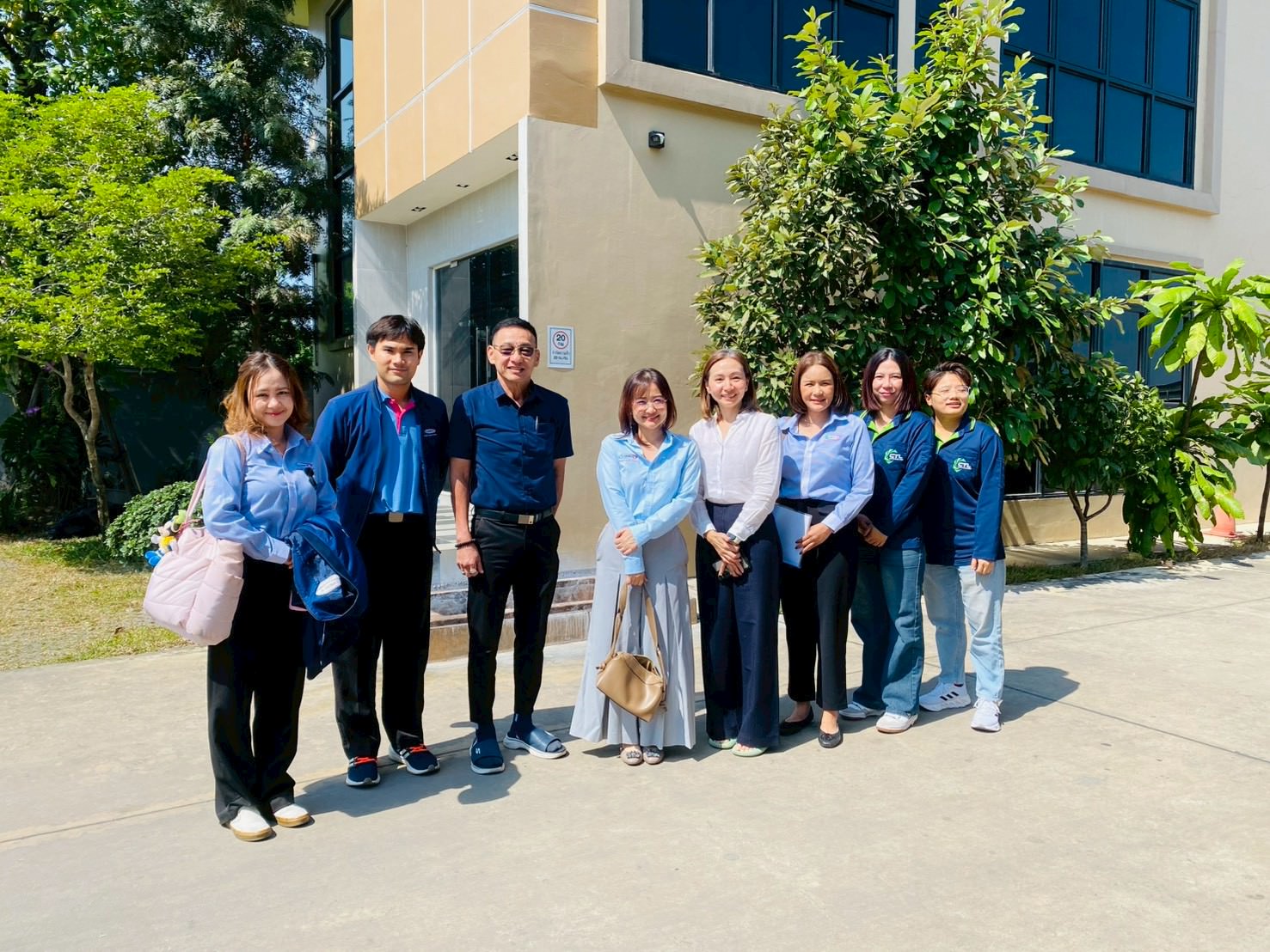 ลูกค้าเข้าเยี่ยมชมบริษัทแคธเทอริ่งไลน์