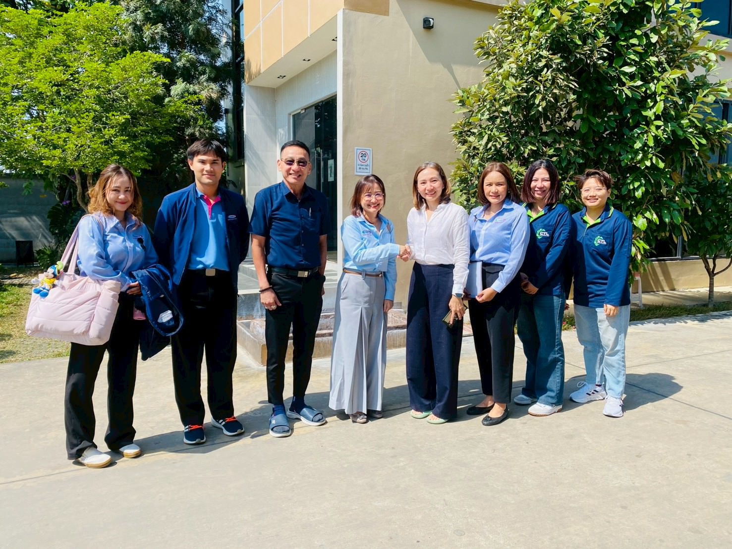 ลูกค้าเข้าเยี่ยมชมบริษัทแคธเทอริ่งไลน์